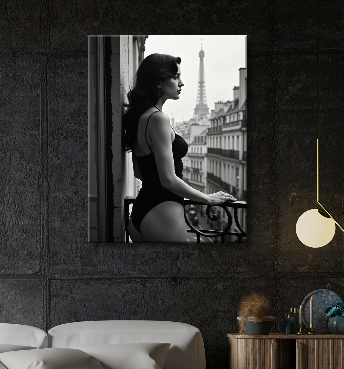Femme au balcon – tableau noir et blanc intimiste avec decor