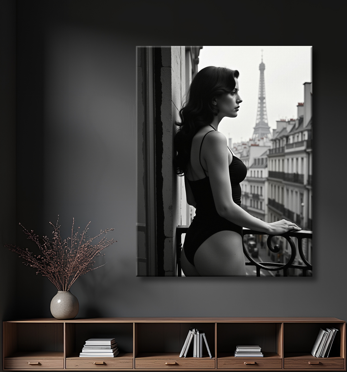 Femme au balcon – tableau noir et blanc intimiste avec decor