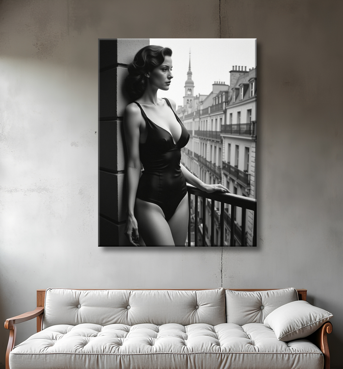 Tableau noir et blanc d'une femme en lingerie, observant Paris depuis un balcon. Une scène sobre et élégante, à l’esthétique intimiste avec vue sur la capitale.