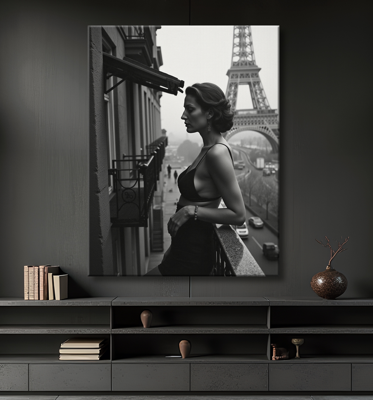 Femme au balcon – tableau noir et blanc intimiste avec decor
