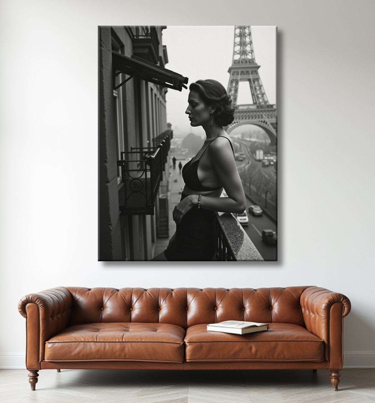 Femme au balcon – tableau noir et blanc intimiste avec decor