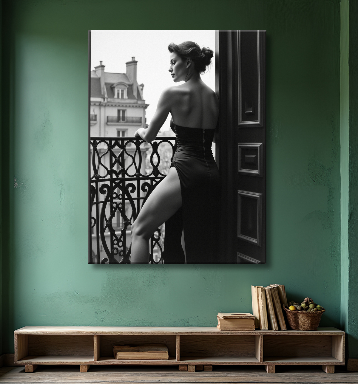 Femme au balcon – tableau noir et blanc intimiste avec decor