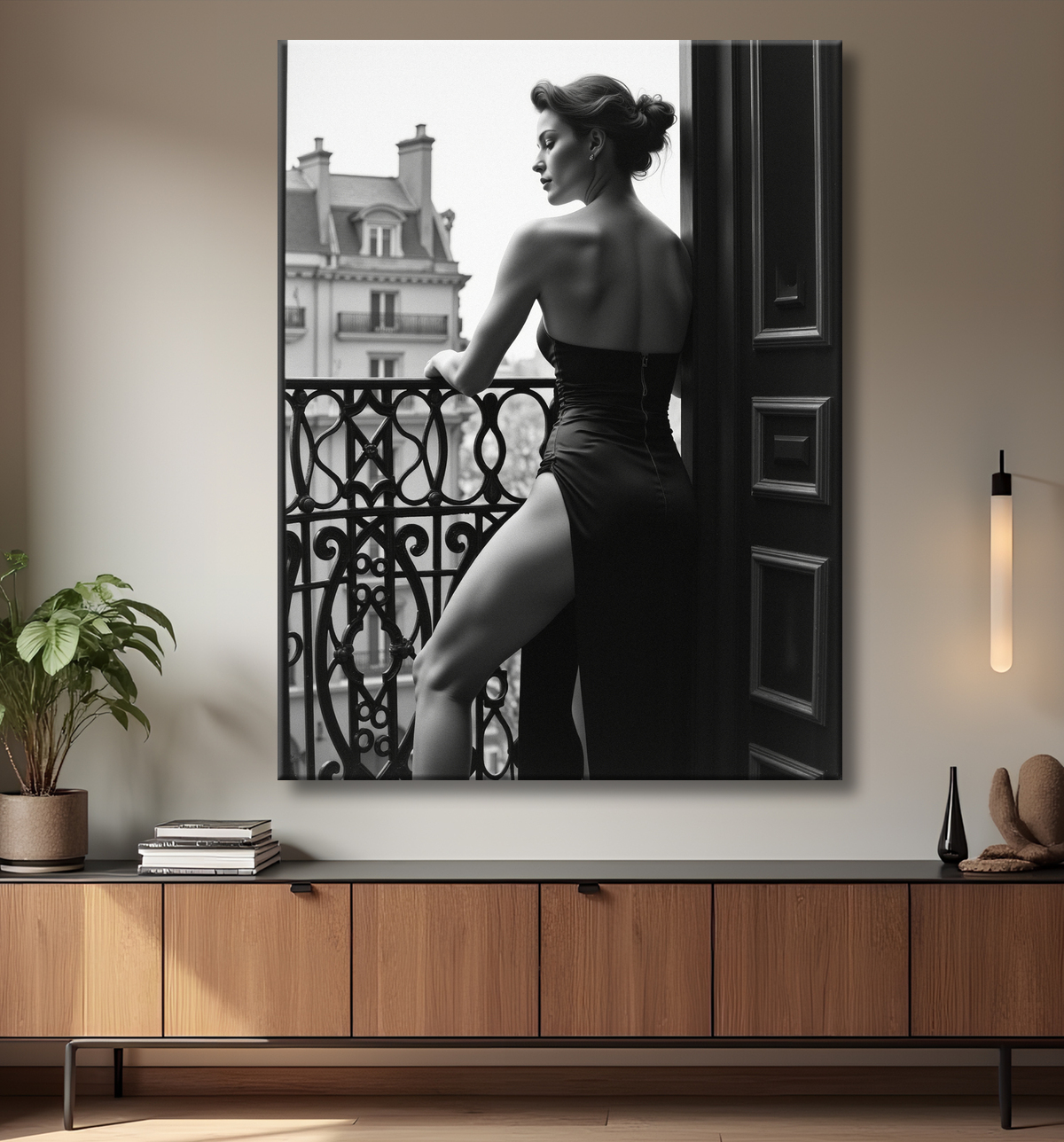 Femme au balcon – tableau noir et blanc intimiste avec decor