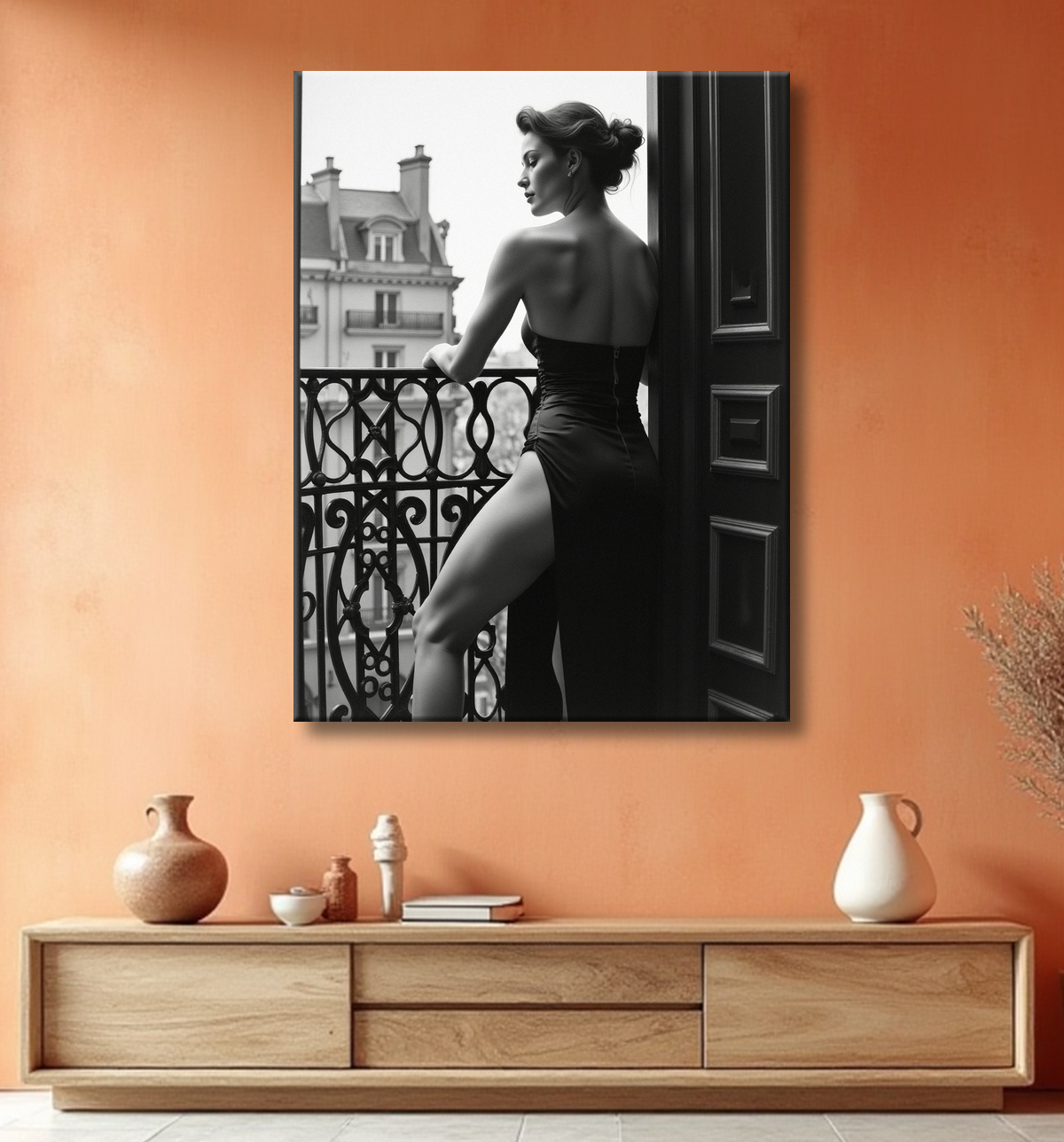 Femme au balcon – tableau noir et blanc intimiste avec decor