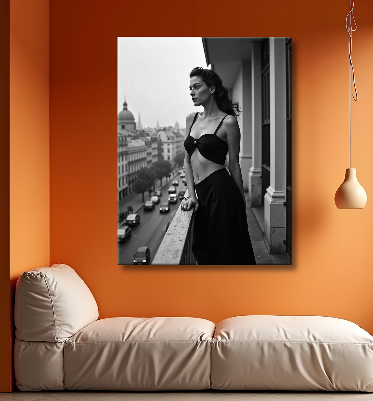 Femme au balcon – tableau noir et blanc intimiste avec decor