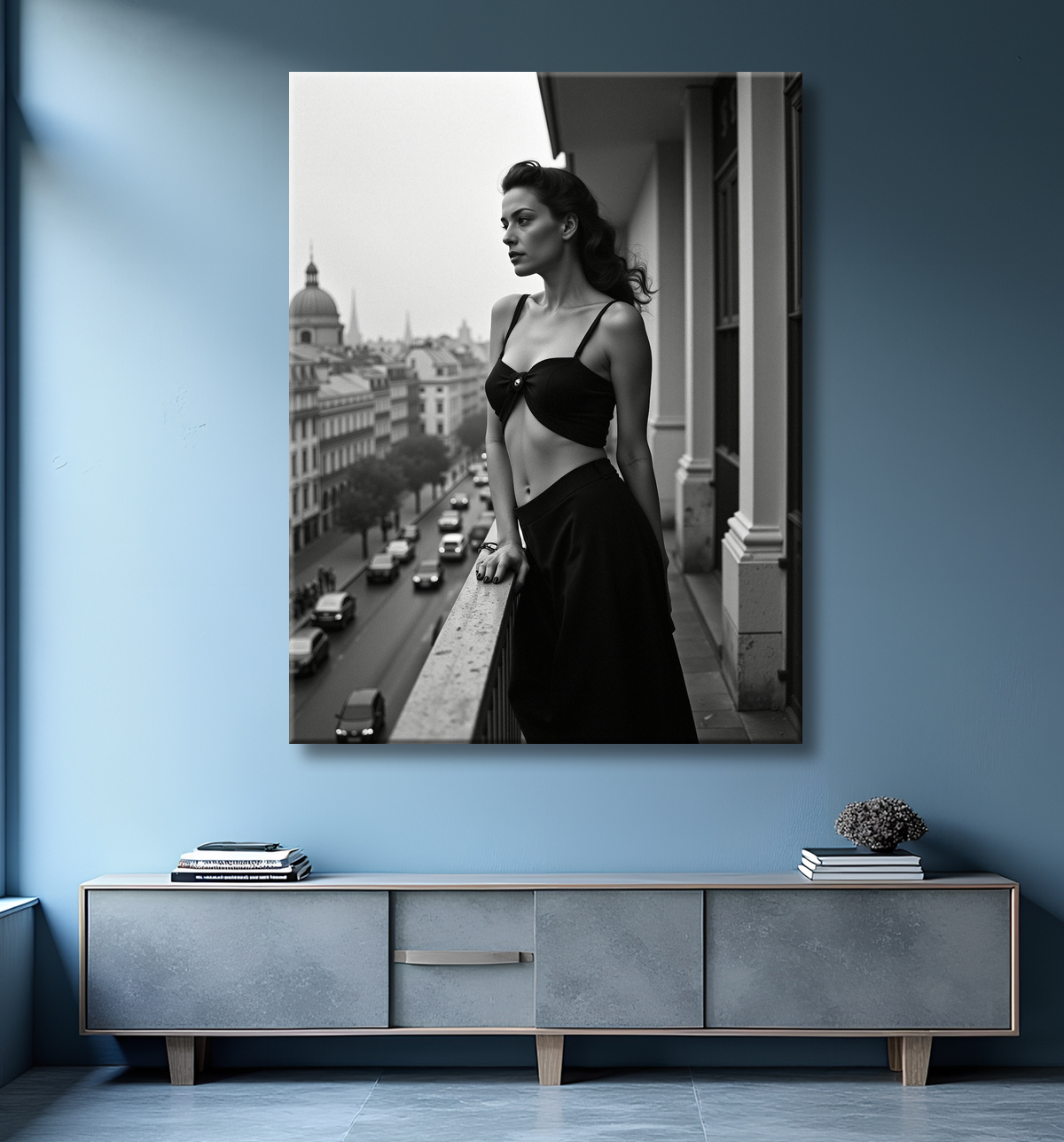 Femme au balcon – tableau noir et blanc intimiste avec decor