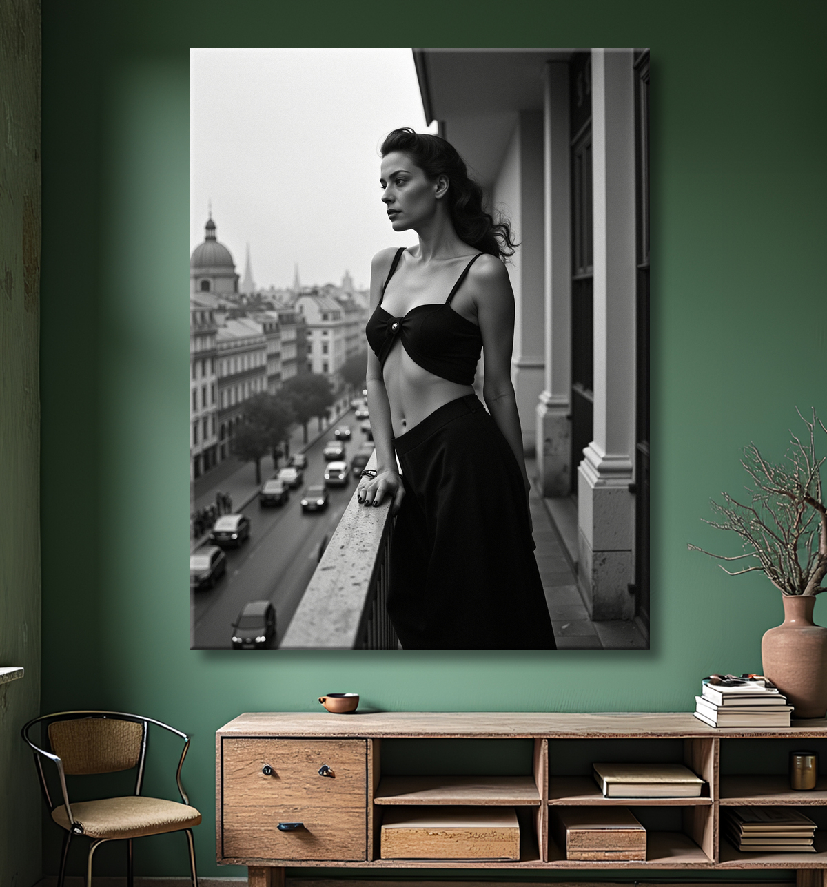 Femme au balcon – tableau noir et blanc intimiste avec decor