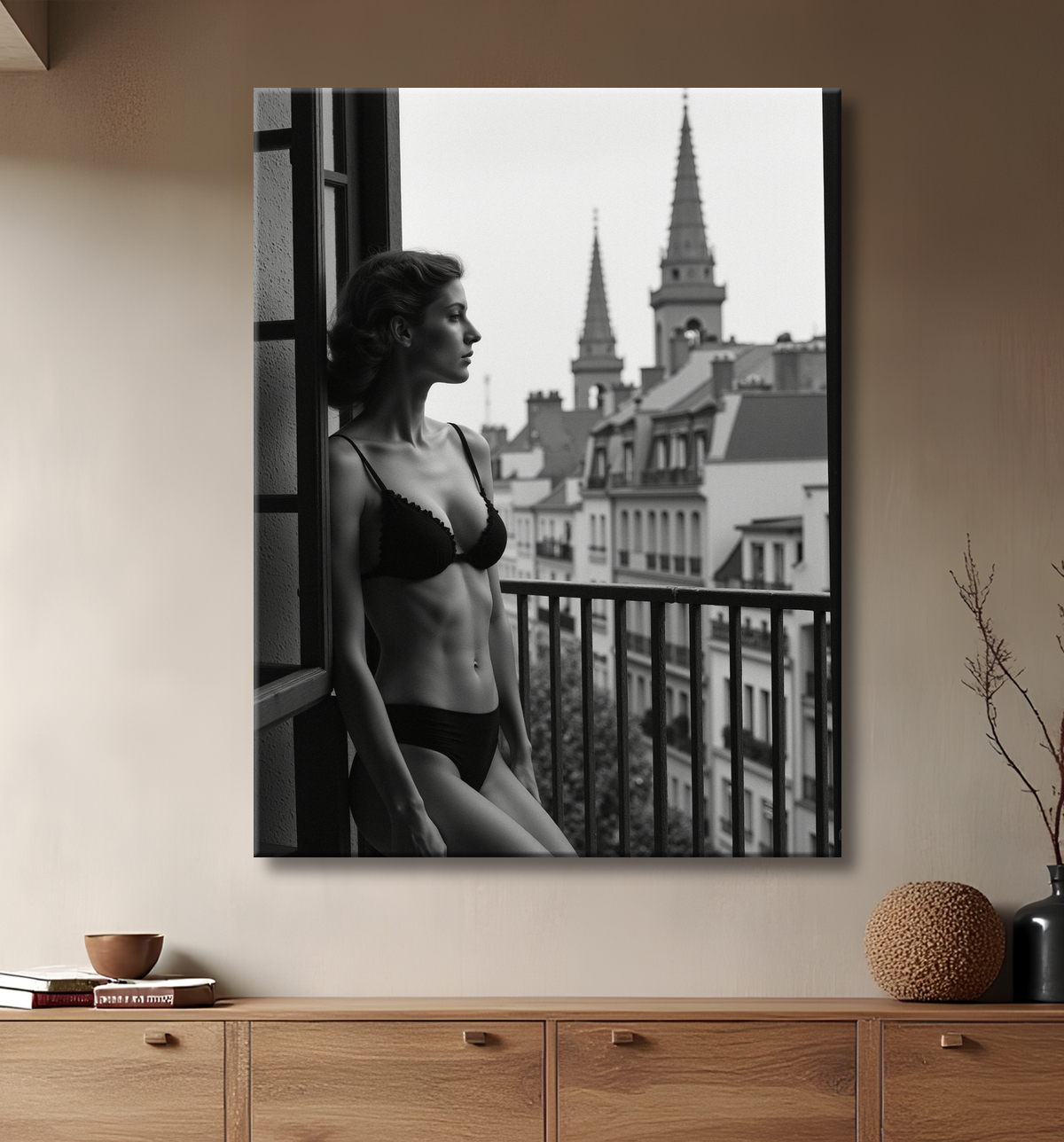 Femme au balcon – tableau noir et blanc intimiste avec decor