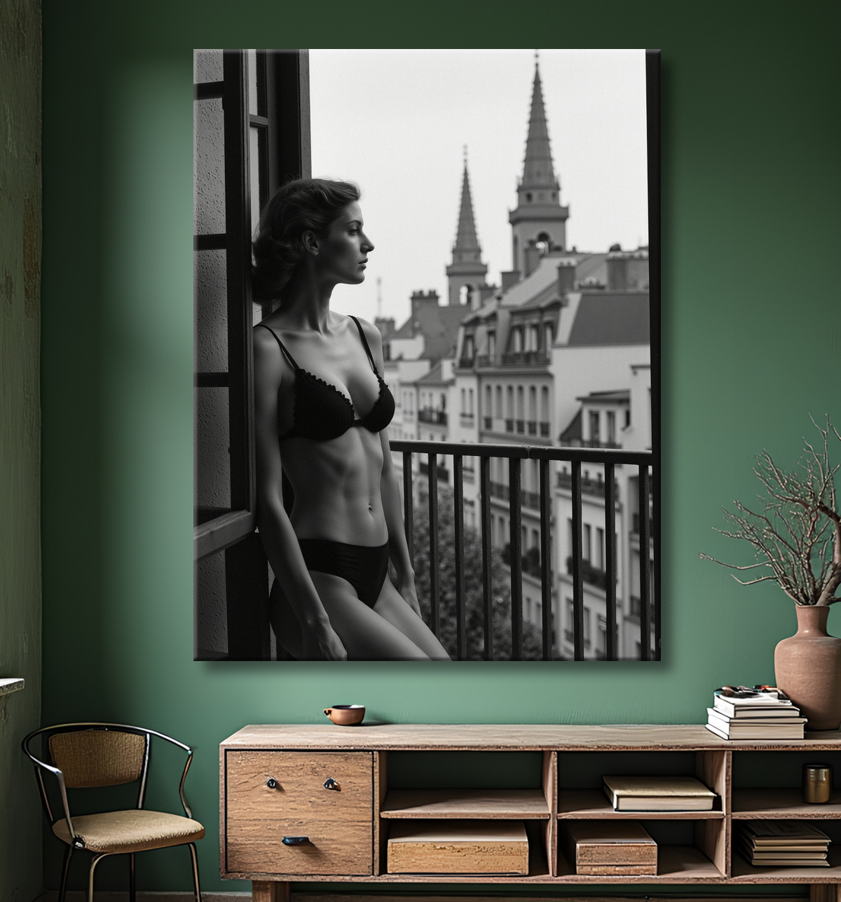 Femme au balcon – tableau noir et blanc intimiste avec decor
