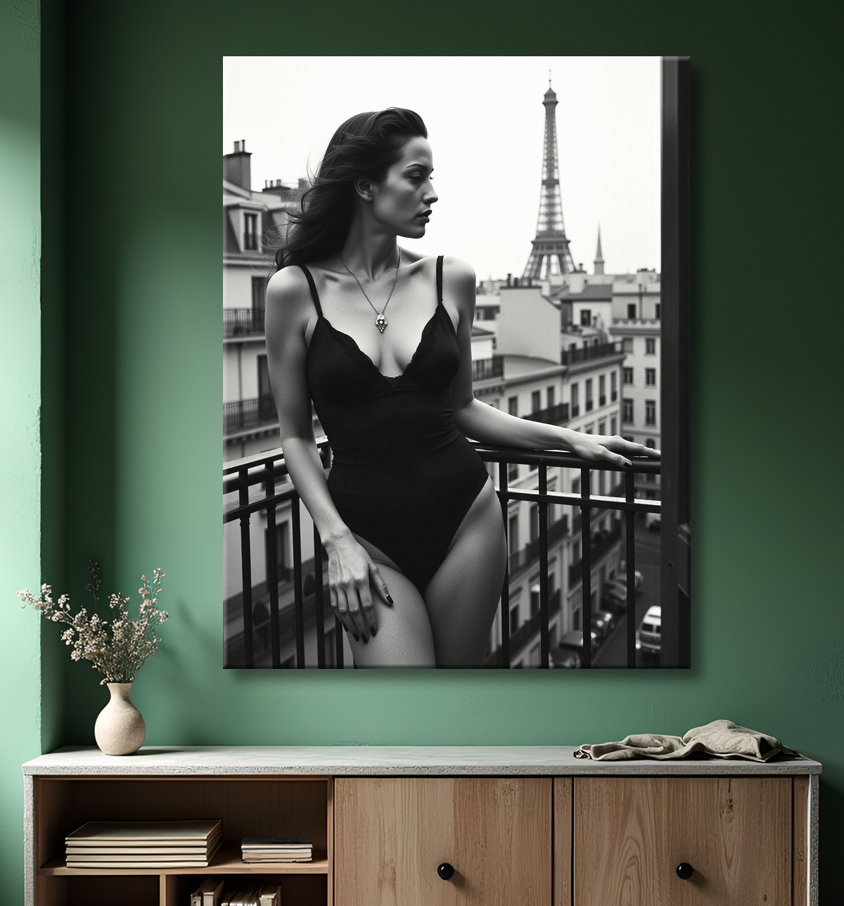 Femme au balcon – tableau noir et blanc intimiste avec decor