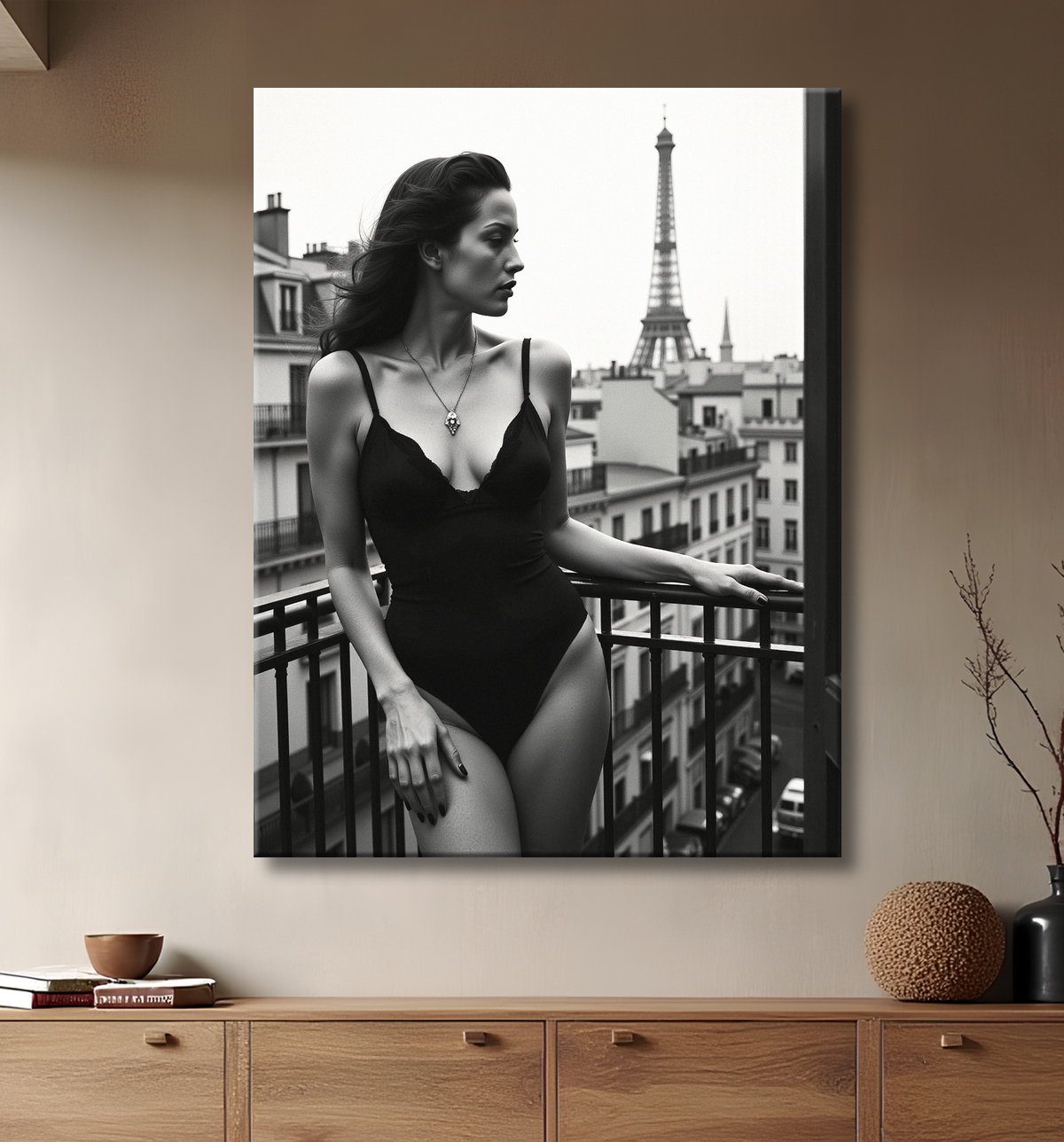 Femme au balcon – tableau noir et blanc intimiste avec decor