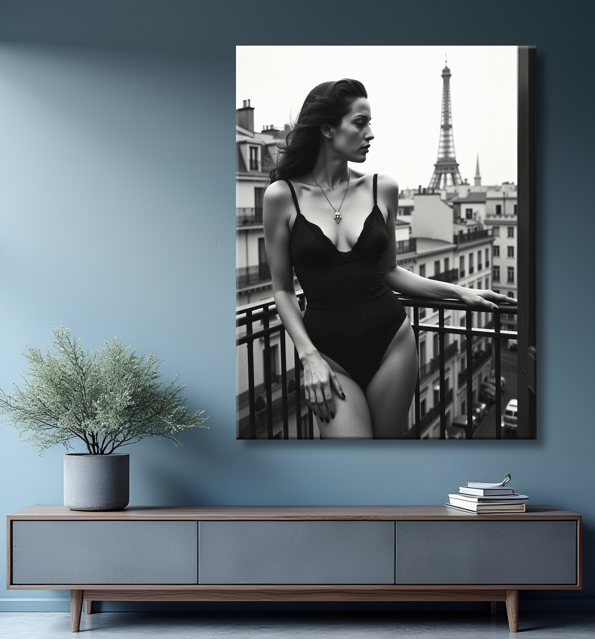 Femme au balcon – tableau noir et blanc intimiste avec decor