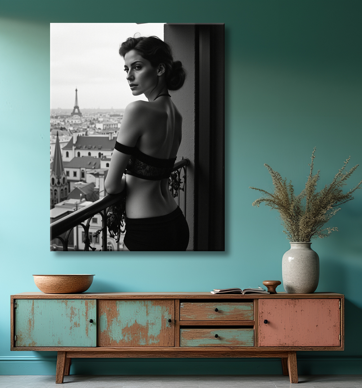 Femme au balcon – tableau noir et blanc intimiste avec decor