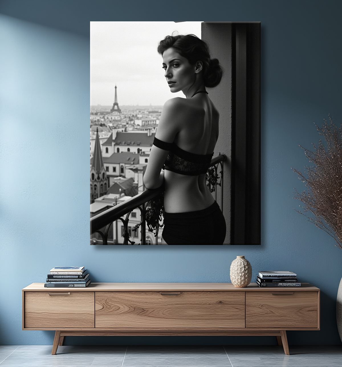 Femme au balcon – tableau noir et blanc intimiste avec decor
