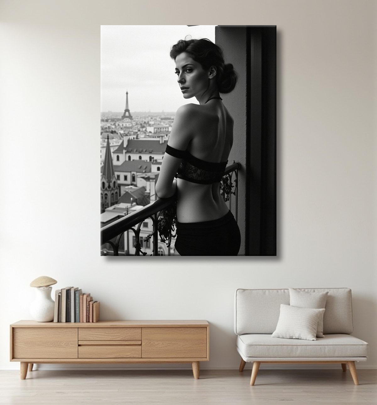 Femme au balcon – tableau noir et blanc intimiste avec decor