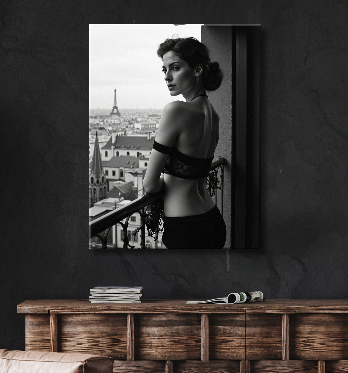 Femme au balcon – tableau noir et blanc intimiste avec decor