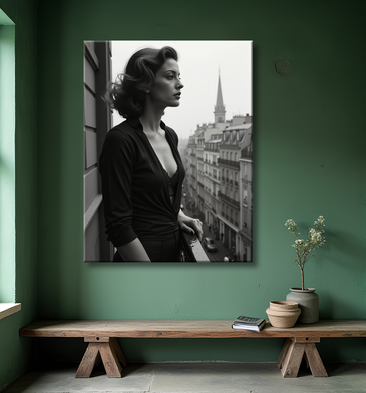 Femme au balcon – tableau noir et blanc intimiste avec decor