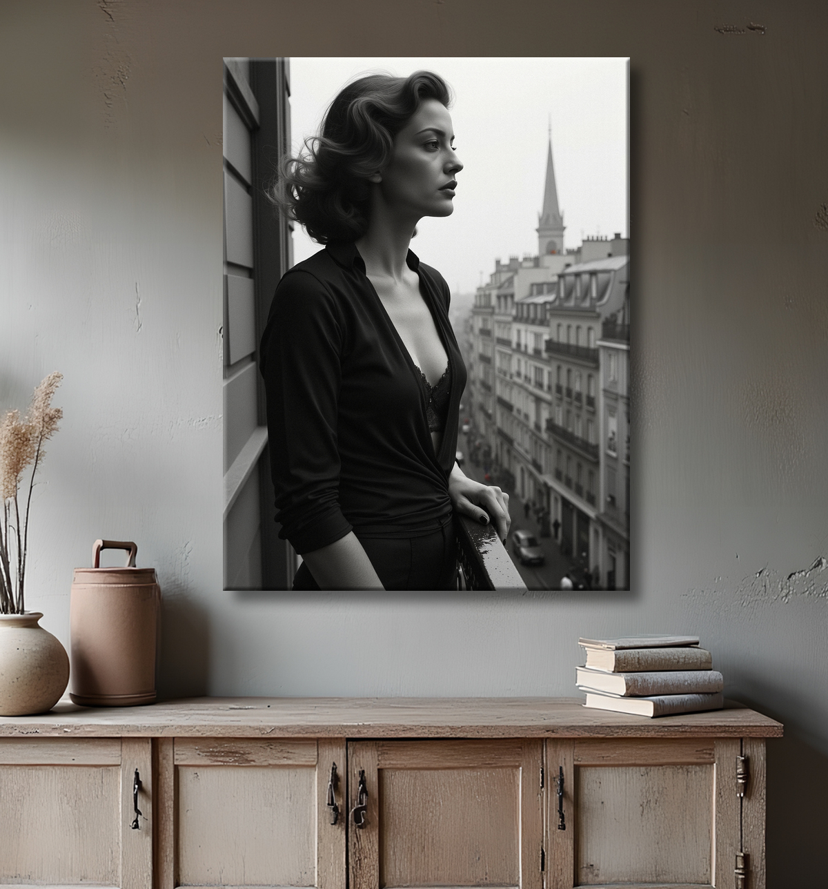 Femme au balcon – tableau noir et blanc intimiste avec decor