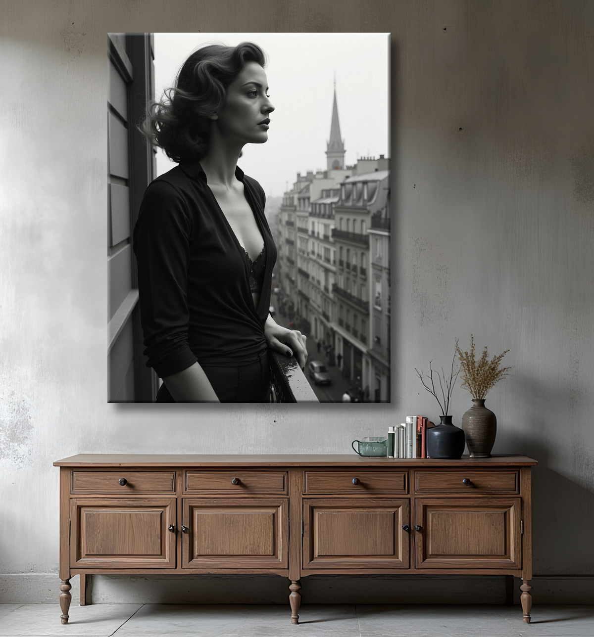 Femme au balcon – tableau noir et blanc intimiste avec decor