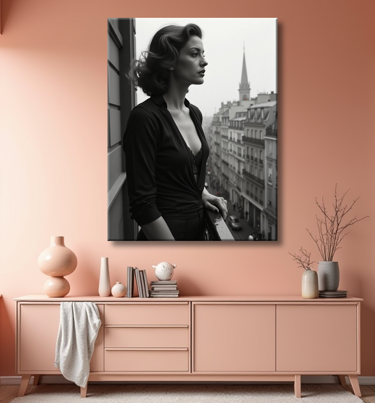 Femme au balcon – tableau noir et blanc intimiste avec decor