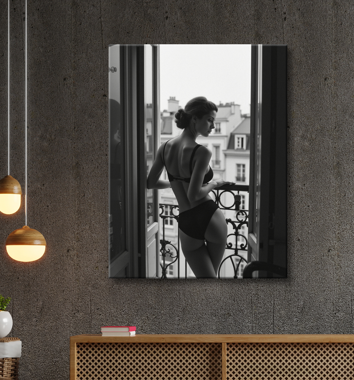 Femme au balcon – tableau noir et blanc intimiste avec decor