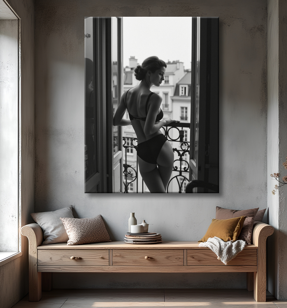 Femme au balcon – tableau noir et blanc intimiste avec decor