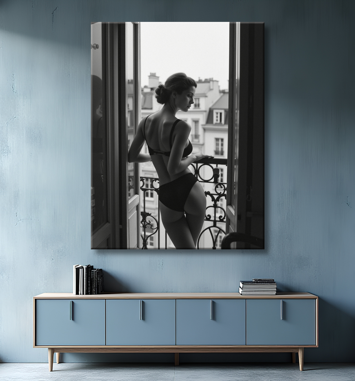 Femme au balcon – tableau noir et blanc intimiste avec decor