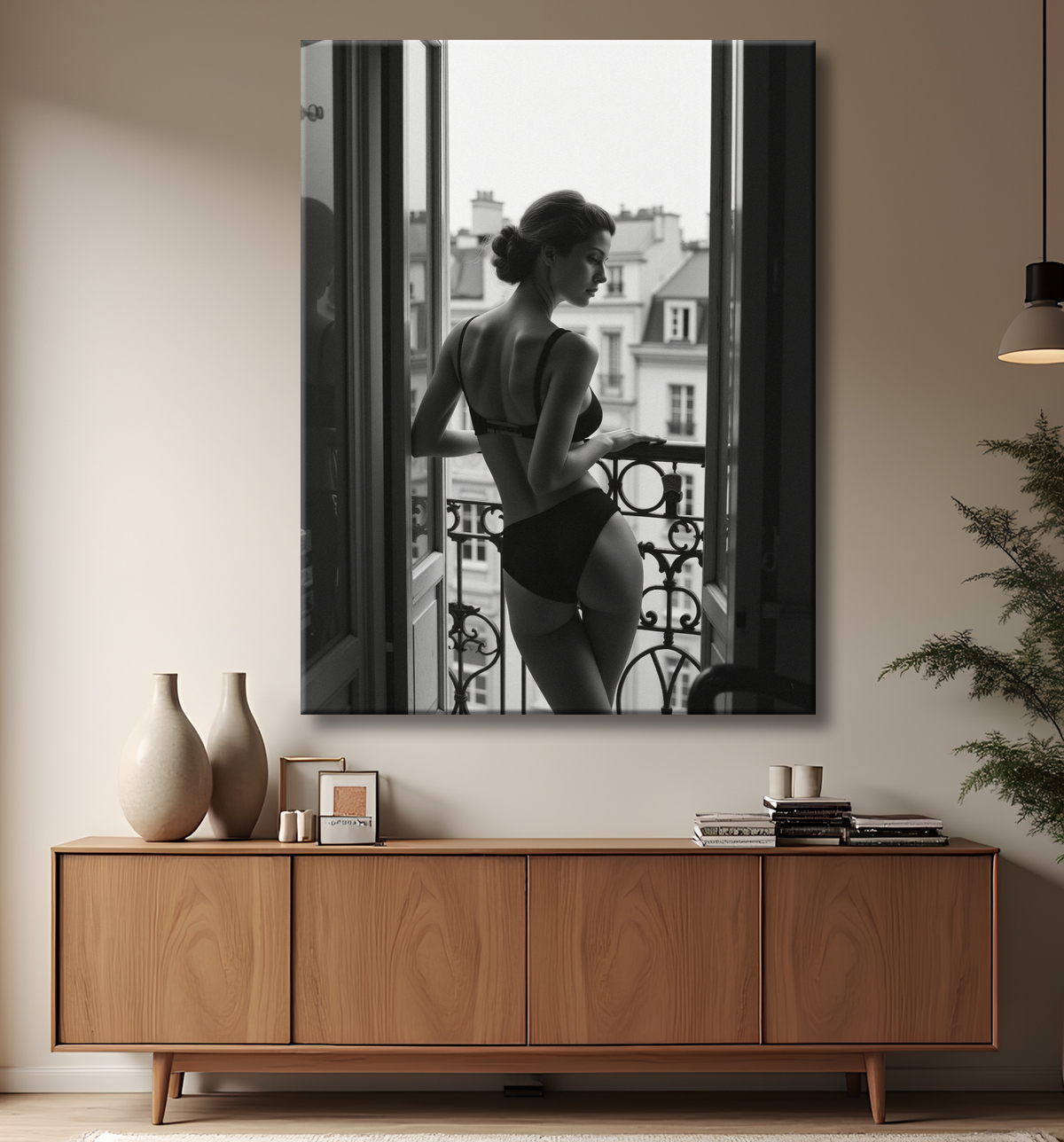 Femme au balcon – tableau noir et blanc intimiste avec decor