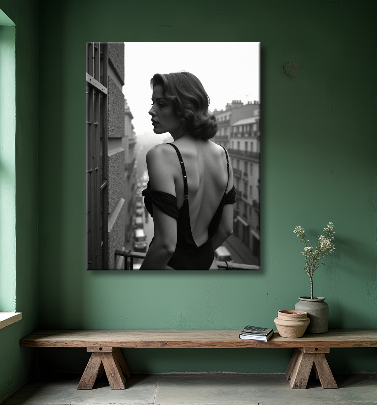 Femme au balcon – tableau noir et blanc intimiste avec decor