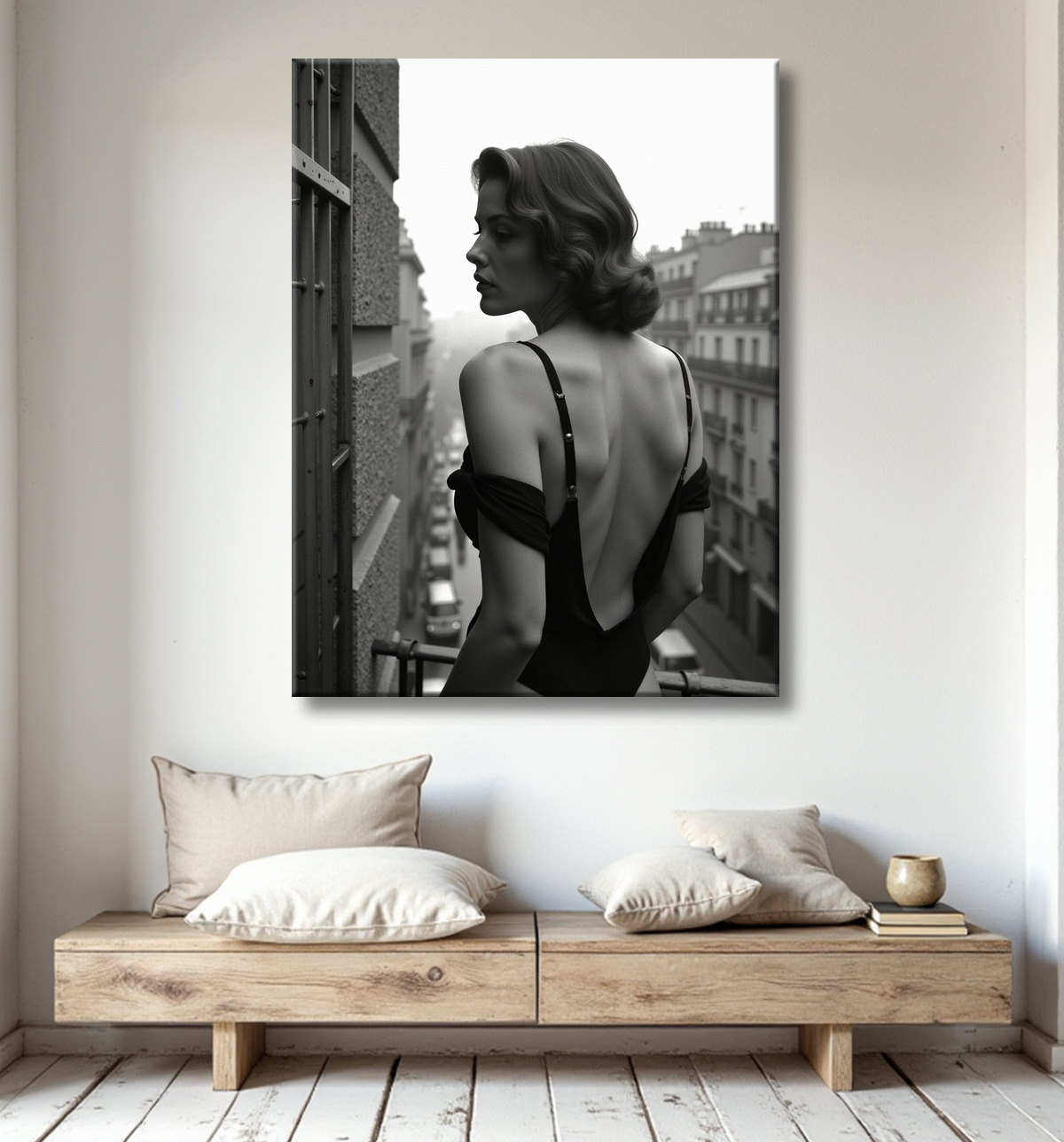 Femme au balcon – tableau noir et blanc intimiste avec decor