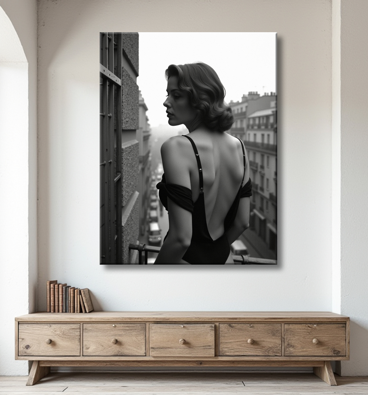 Femme au balcon – tableau noir et blanc intimiste avec decor