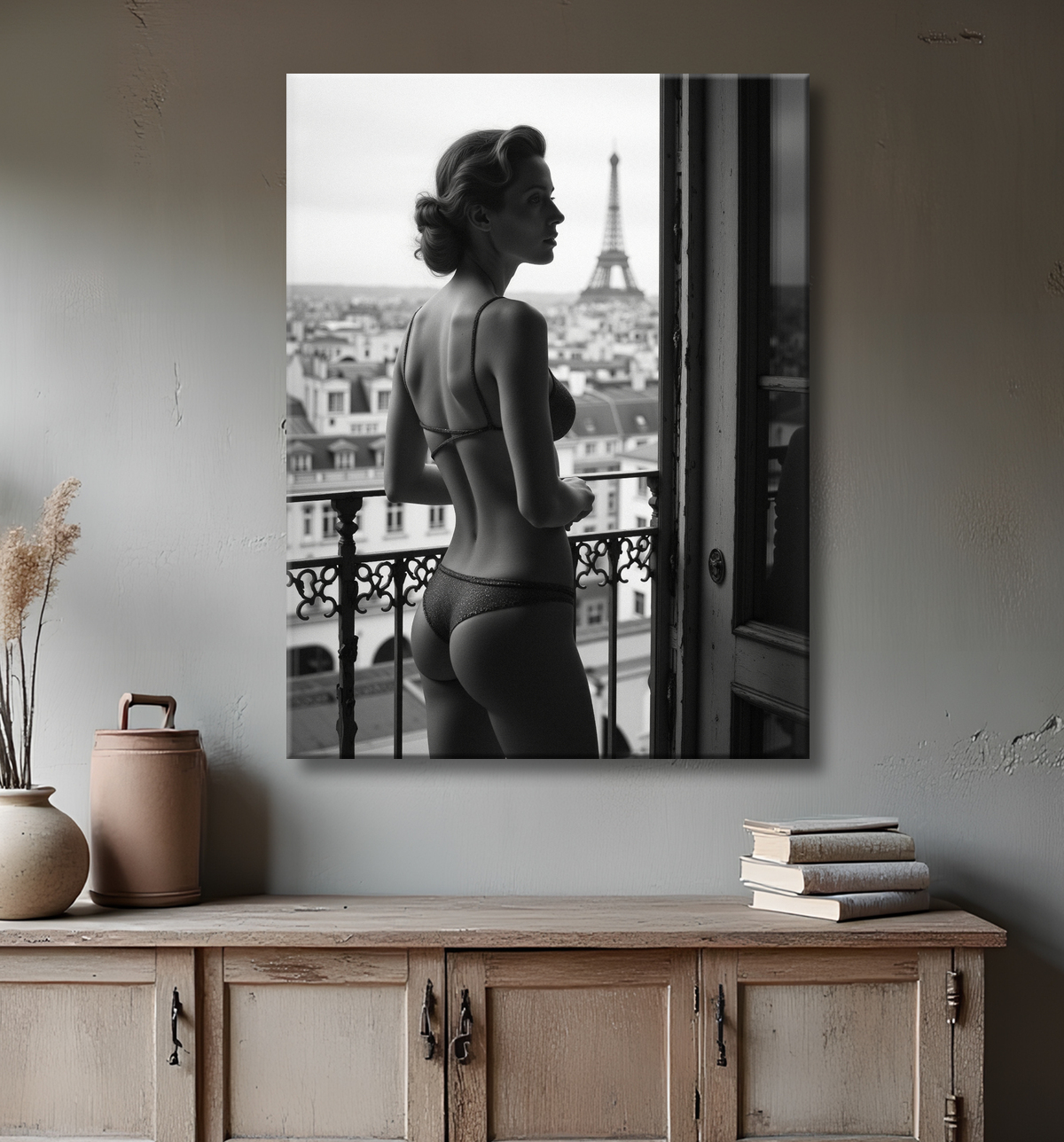 Femme au balcon – tableau noir et blanc intimiste avec decor