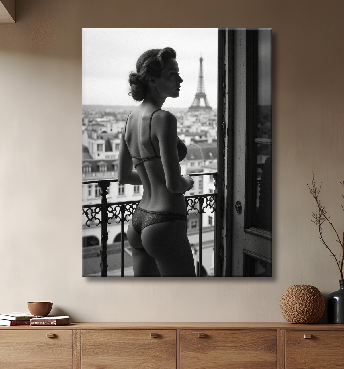 Femme au balcon – tableau noir et blanc intimiste avec decor