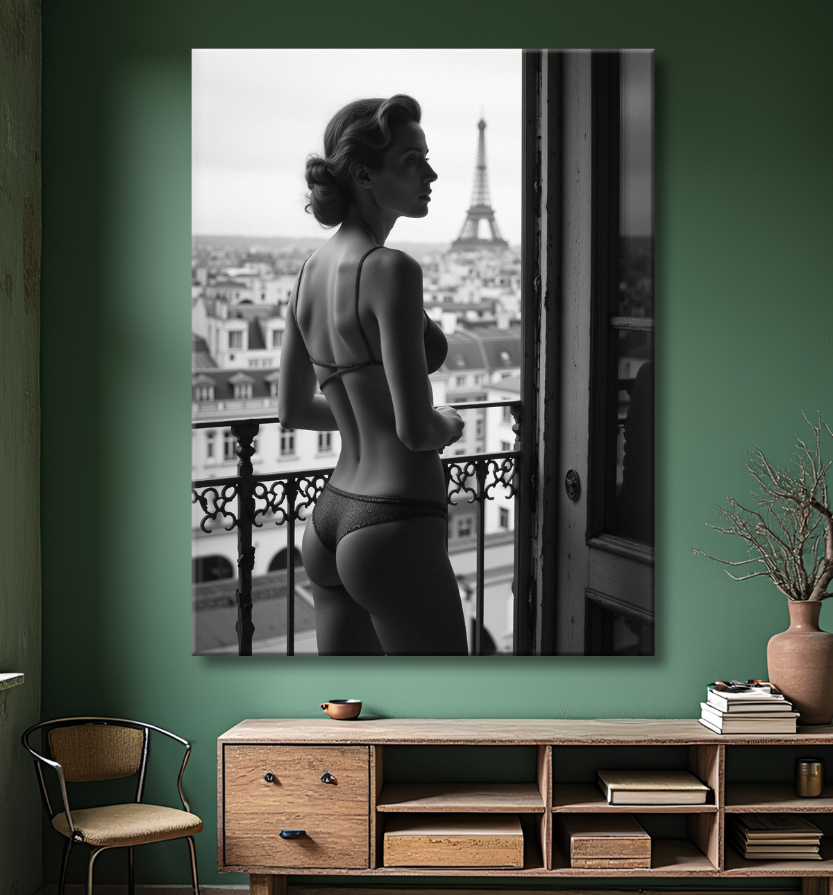 Femme au balcon – tableau noir et blanc intimiste avec decor