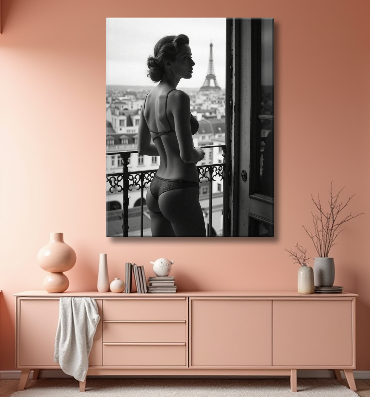 Femme au balcon – tableau noir et blanc intimiste avec decor