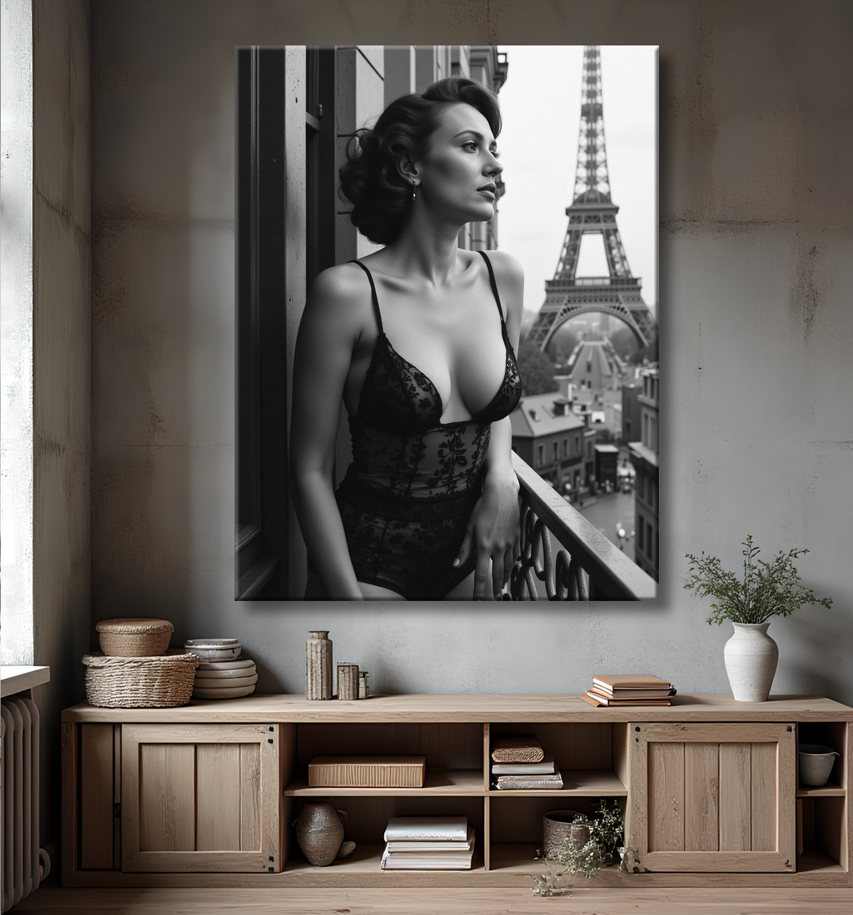 Femme au balcon – tableau noir et blanc intimiste avec decor