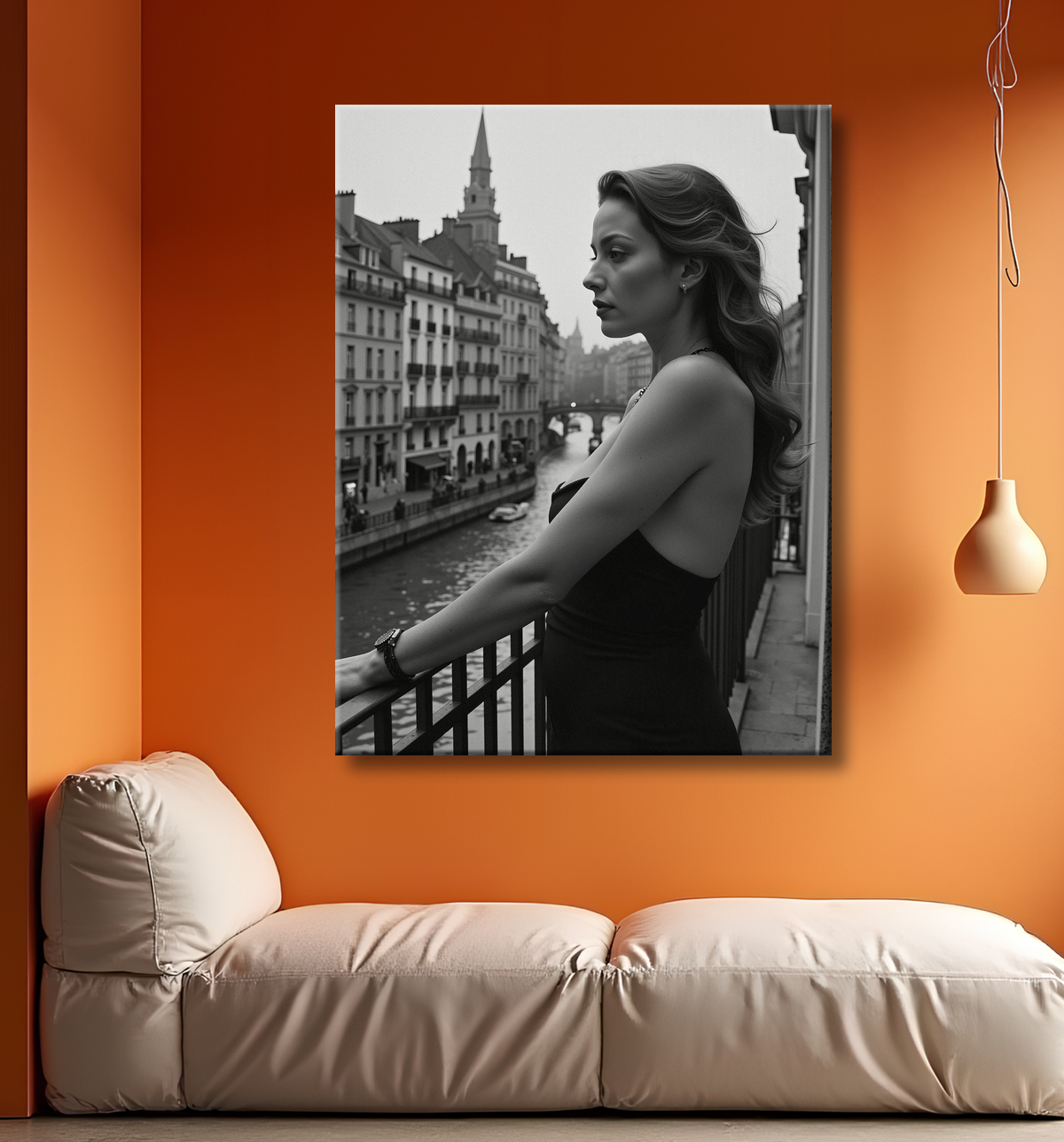 Femme au balcon – tableau noir et blanc intimiste avec decor