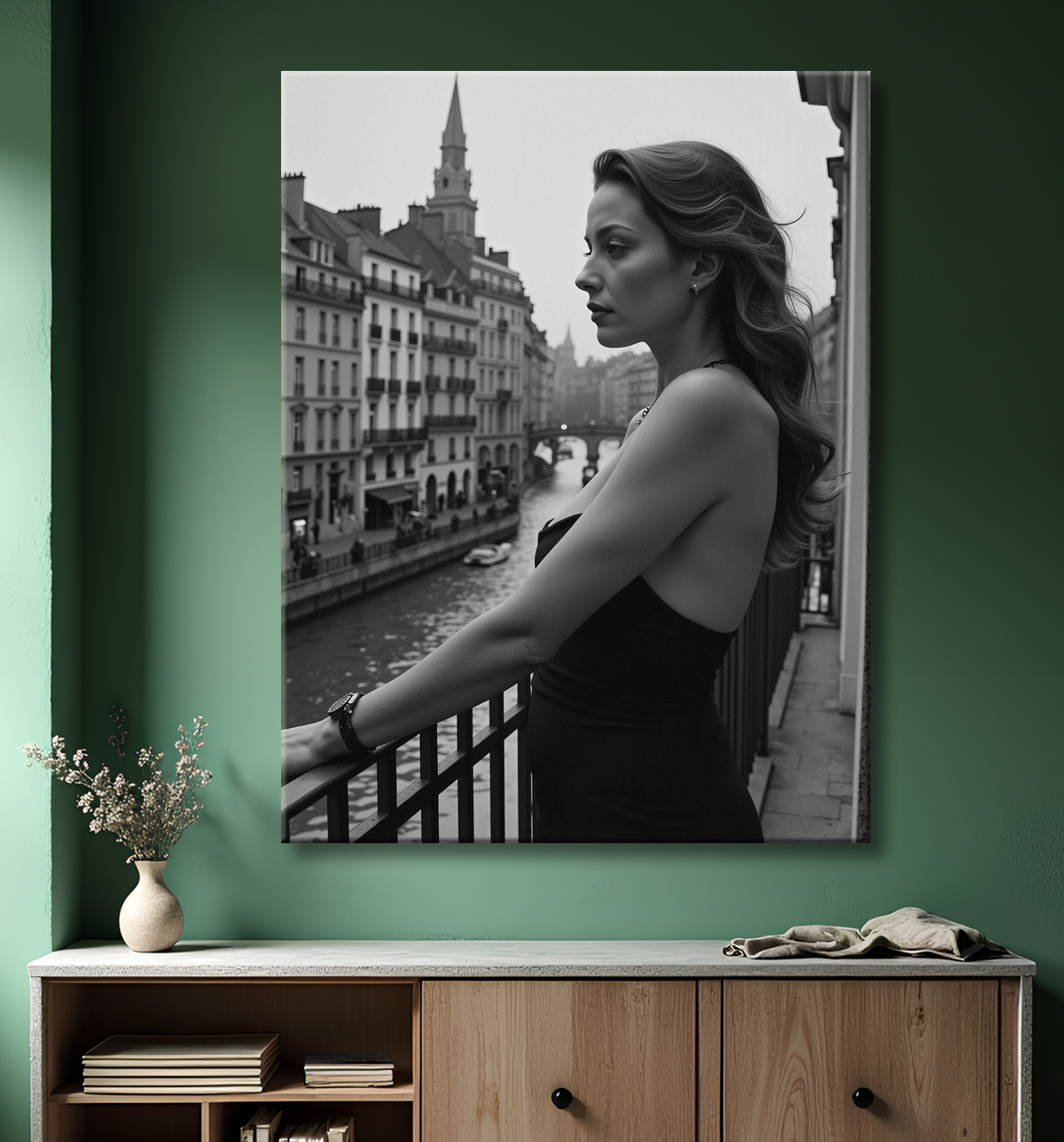 Femme au balcon – tableau noir et blanc intimiste avec decor