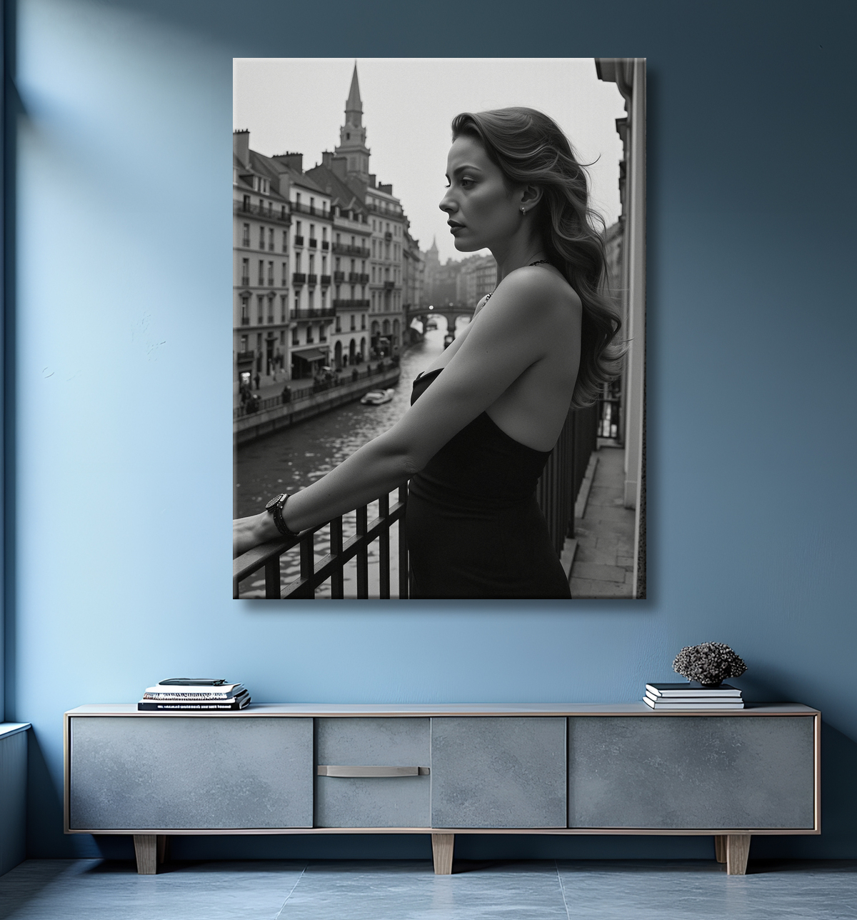 Femme au balcon – tableau noir et blanc intimiste avec decor