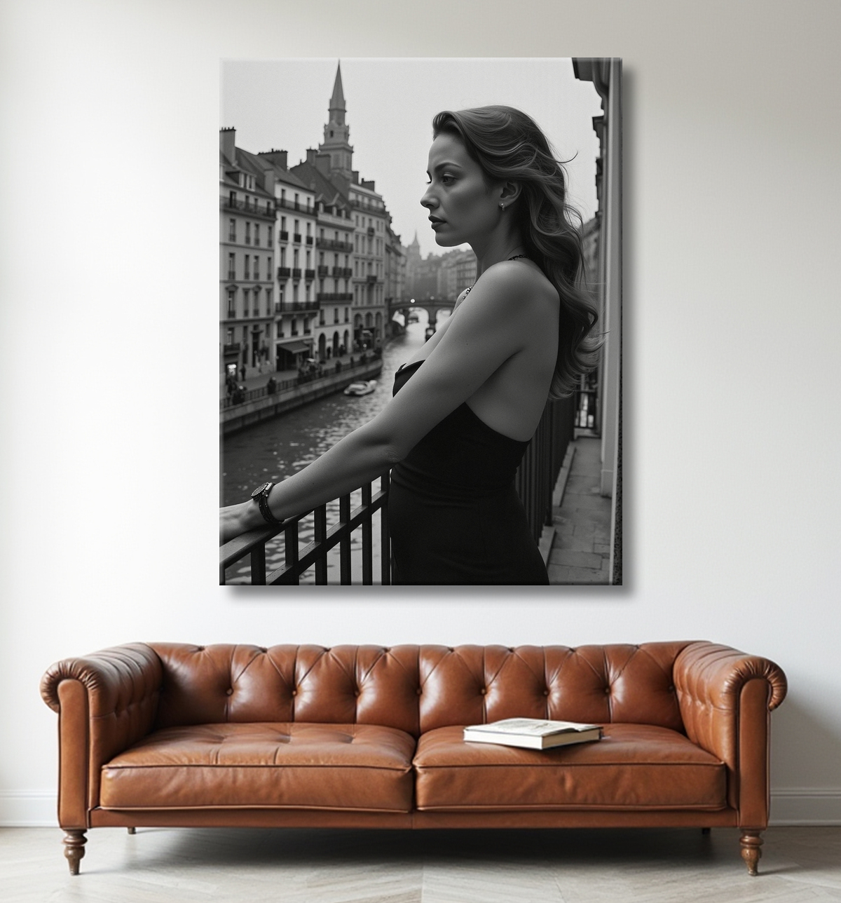 Femme au balcon – tableau noir et blanc intimiste avec decor