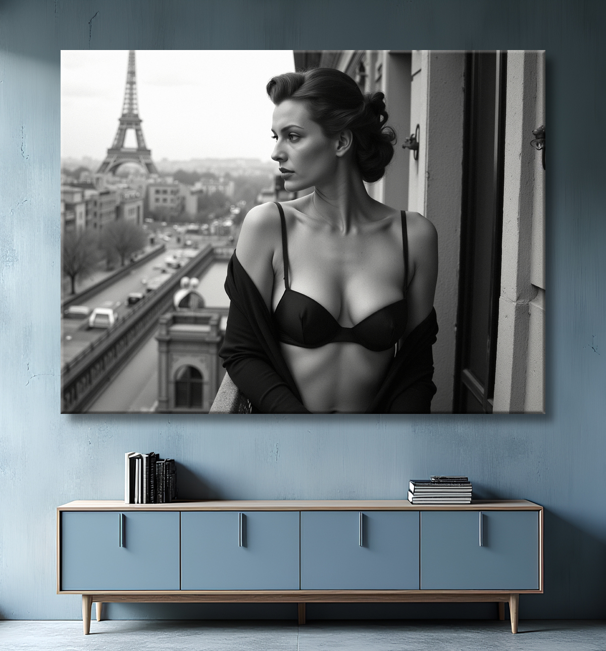 Femme au balcon – tableau noir et blanc intimiste avec decor