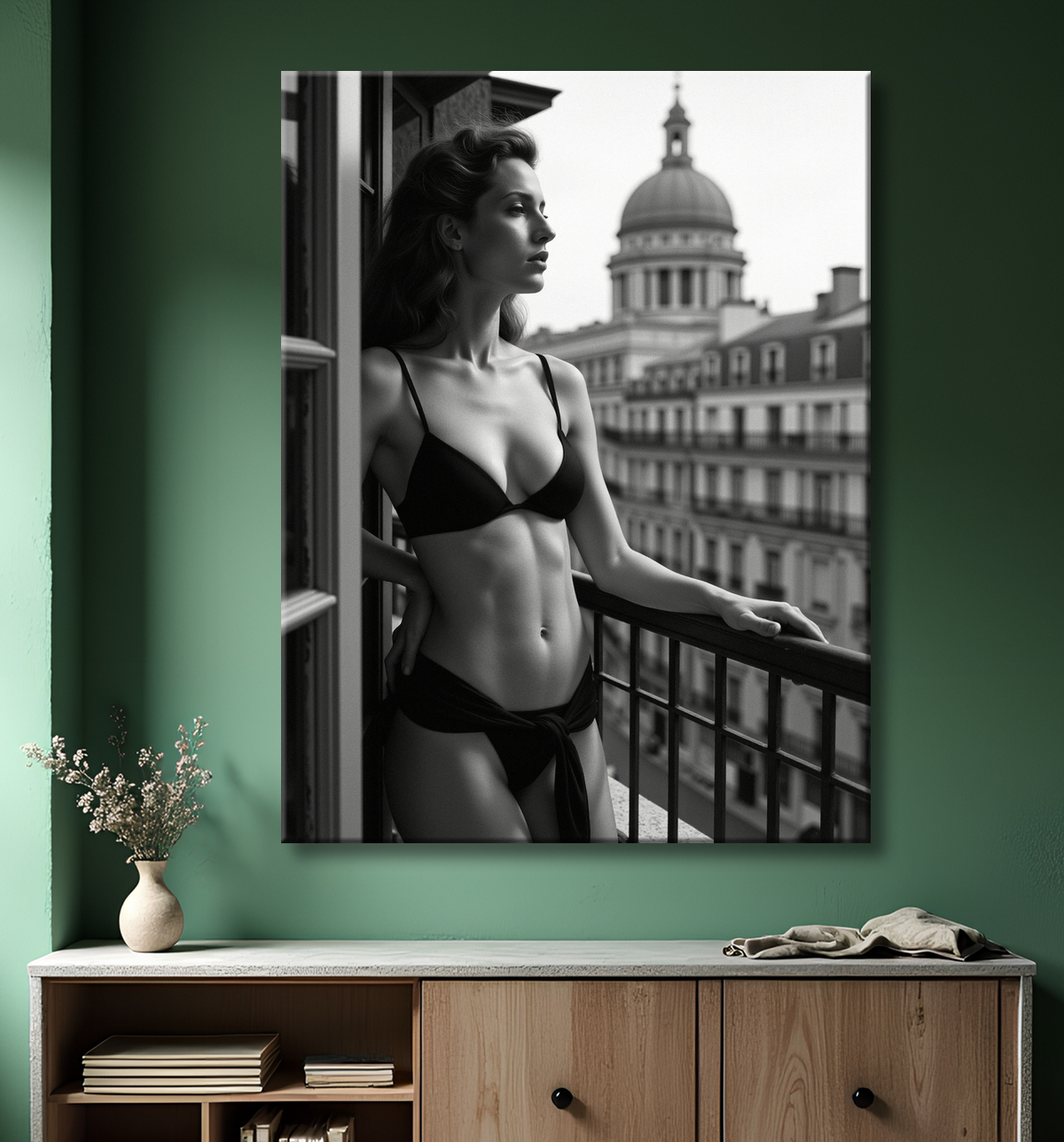 Femme au balcon – tableau noir et blanc intimiste avec decor
