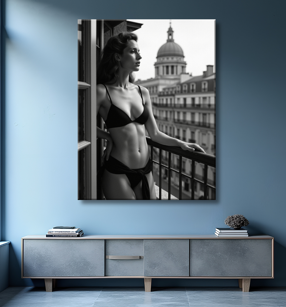 Femme au balcon – tableau noir et blanc intimiste avec decor