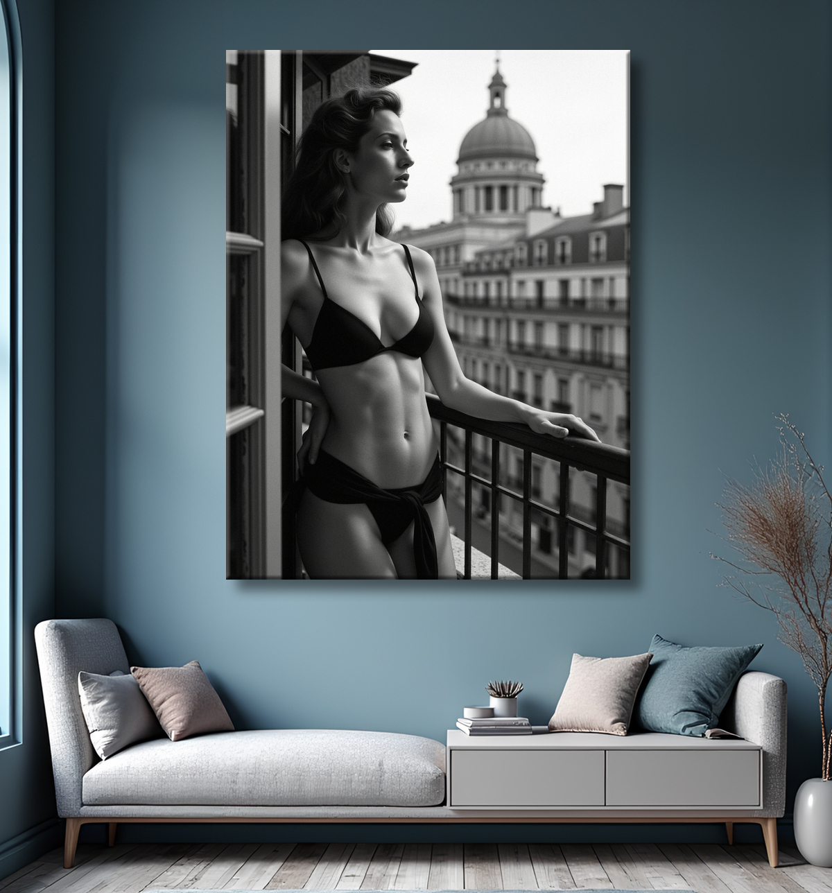 Femme au balcon – tableau noir et blanc intimiste avec decor