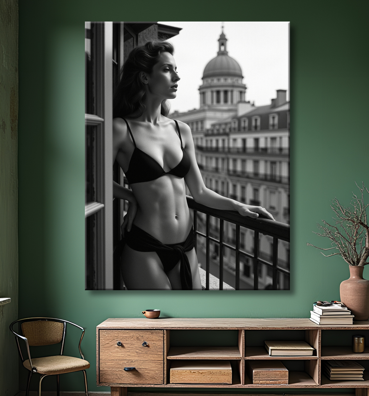 Femme au balcon – tableau noir et blanc intimiste avec decor