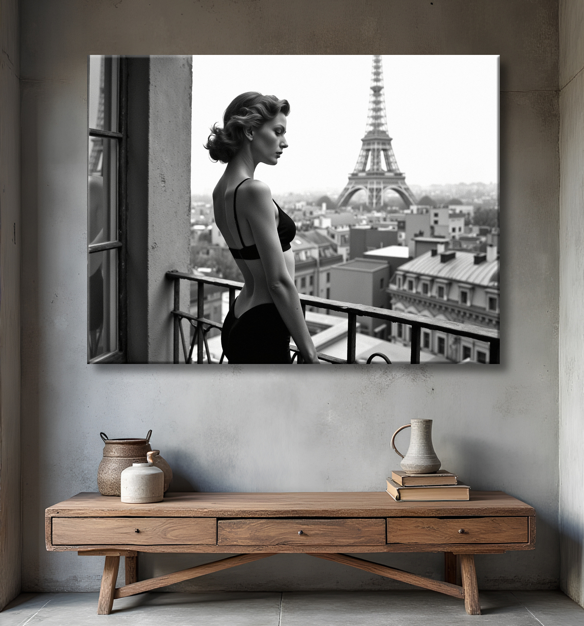 Femme au balcon – tableau noir et blanc intimiste avec decor