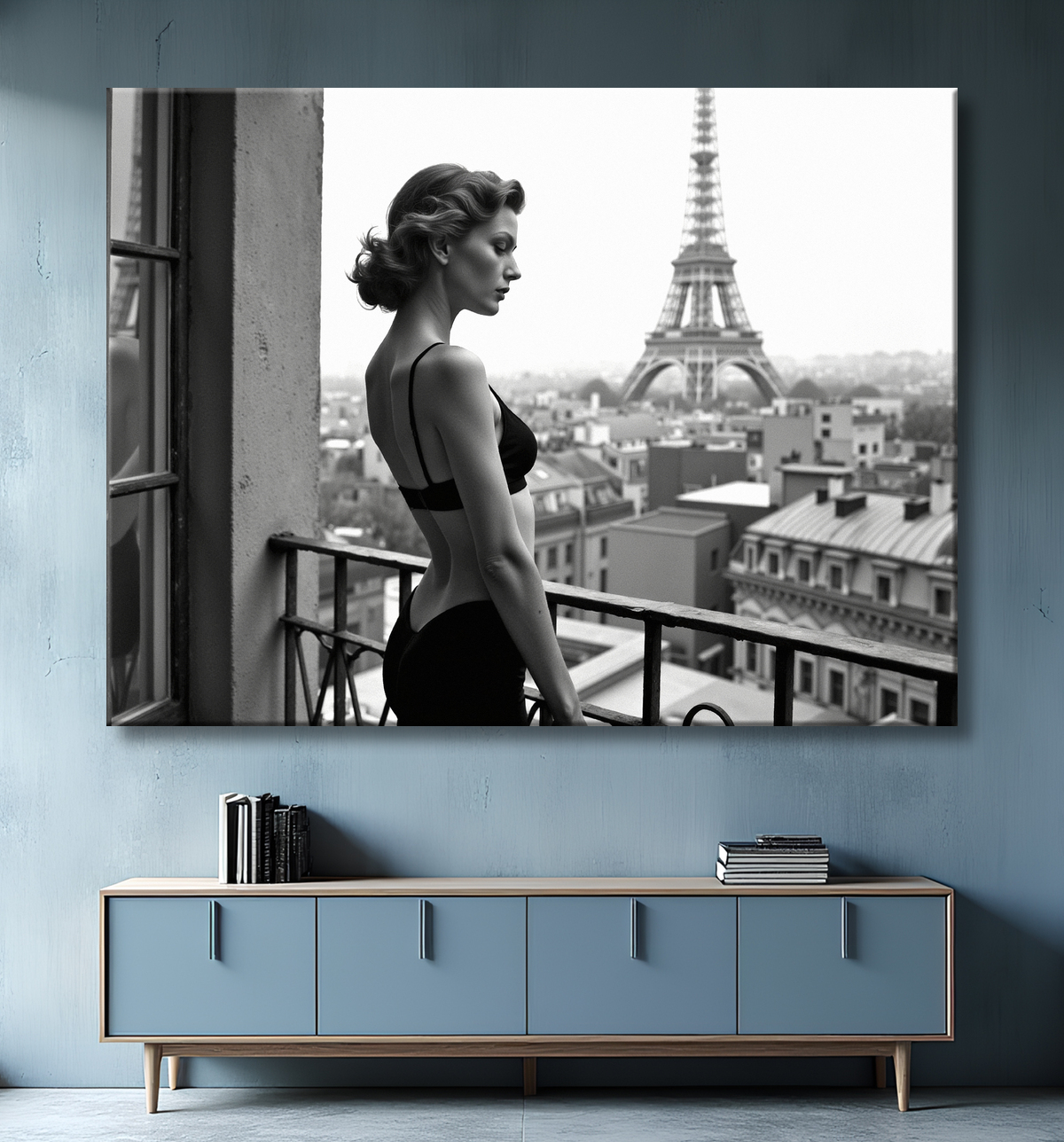 Femme au balcon – tableau noir et blanc intimiste avec decor