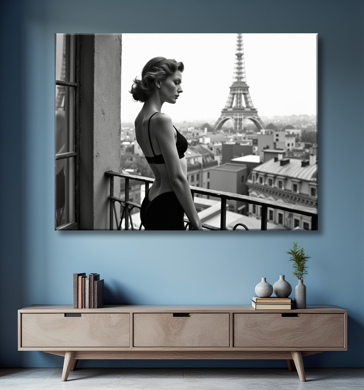 Femme au balcon – tableau noir et blanc intimiste avec decor