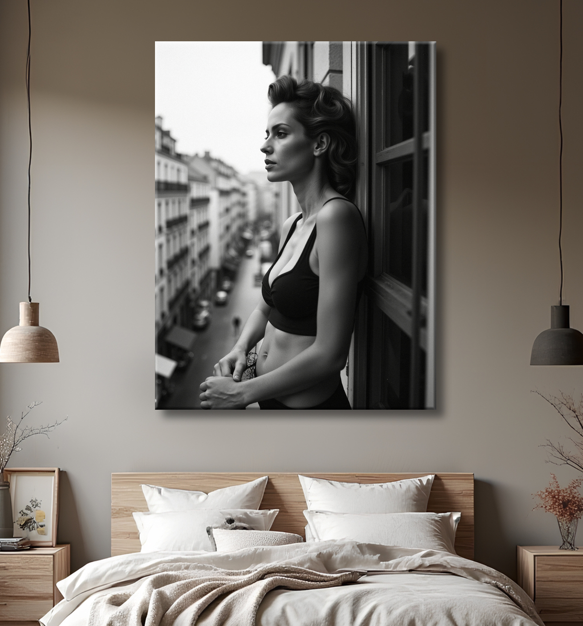 Femme au balcon – tableau noir et blanc intimiste avec decor