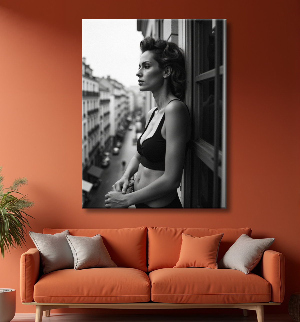 Femme au balcon – tableau noir et blanc intimiste avec decor